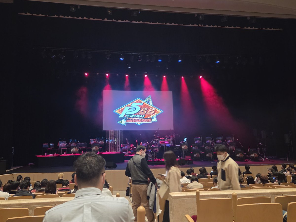 chapter_umi's tweet photo. ぺごのビッグバンドライブに来てるんだけど、お客さんの服装が黒赤の人多くてよい！
私もはからずも黒赤だ！
髪染めてくれば良かった！！！ https://t.co/3NmqRCkHgp