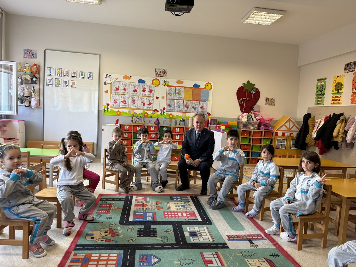 Güvenin ve huzurun yeri Beylikdüzü ilçemizde okul ziyaretlerimiz devam ediyor. Naciye Tınaztepe İlkokulu’nu ziyaret ederek sevgili öğrencilerimiz ve kıymetli öğretmenlerimiz ile bir araya gelerek sohbet etme imkanımız oldu.