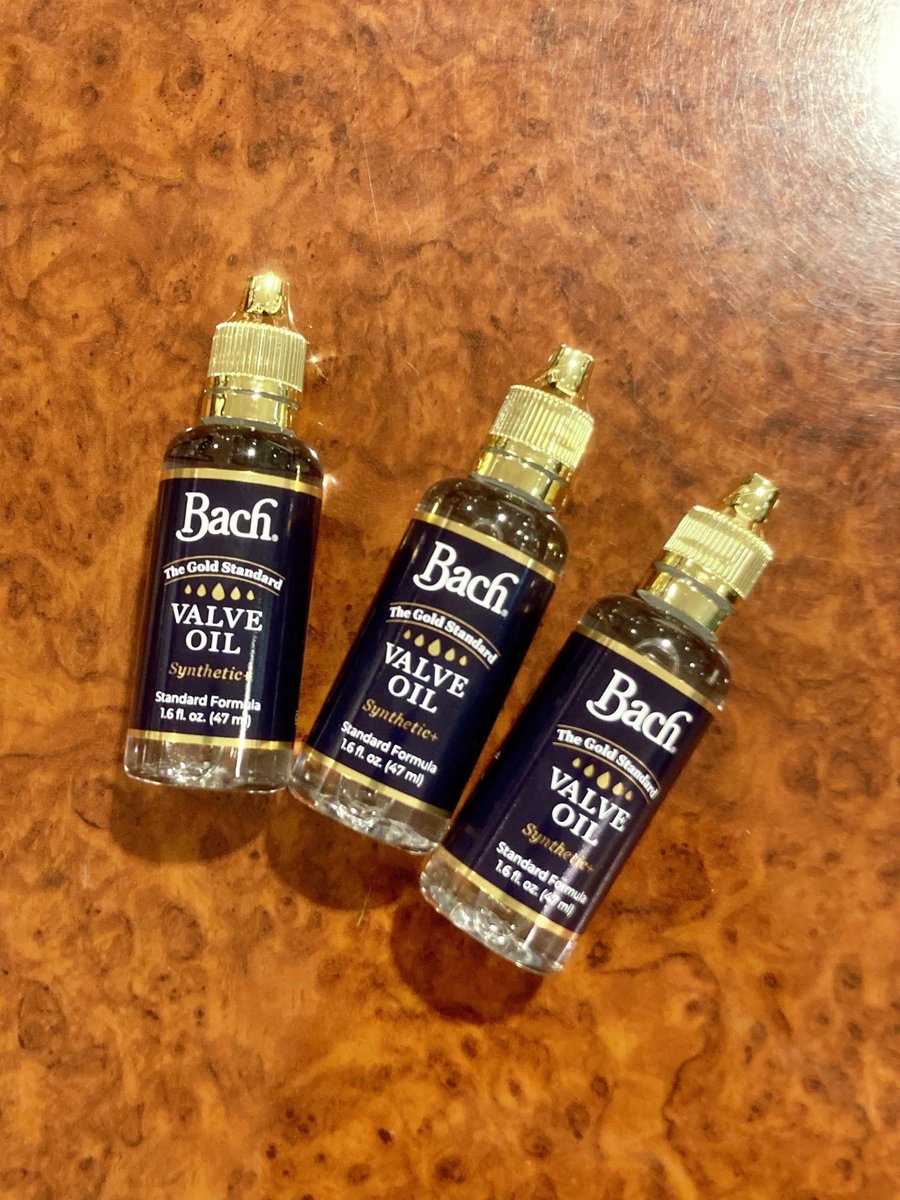 【#トランペット】
あの BACH(バック)から新しいバルブオイルが登場！
その名も「シンセティック・プラス」‼

一般的なバルブオイルよりも粘性が低く、より軽やかでキレのあるピストンワークへ。
それでいて持続性も兼ね備えており、長尺ライブでも安心✨
店頭にてお買い求めいただけます！