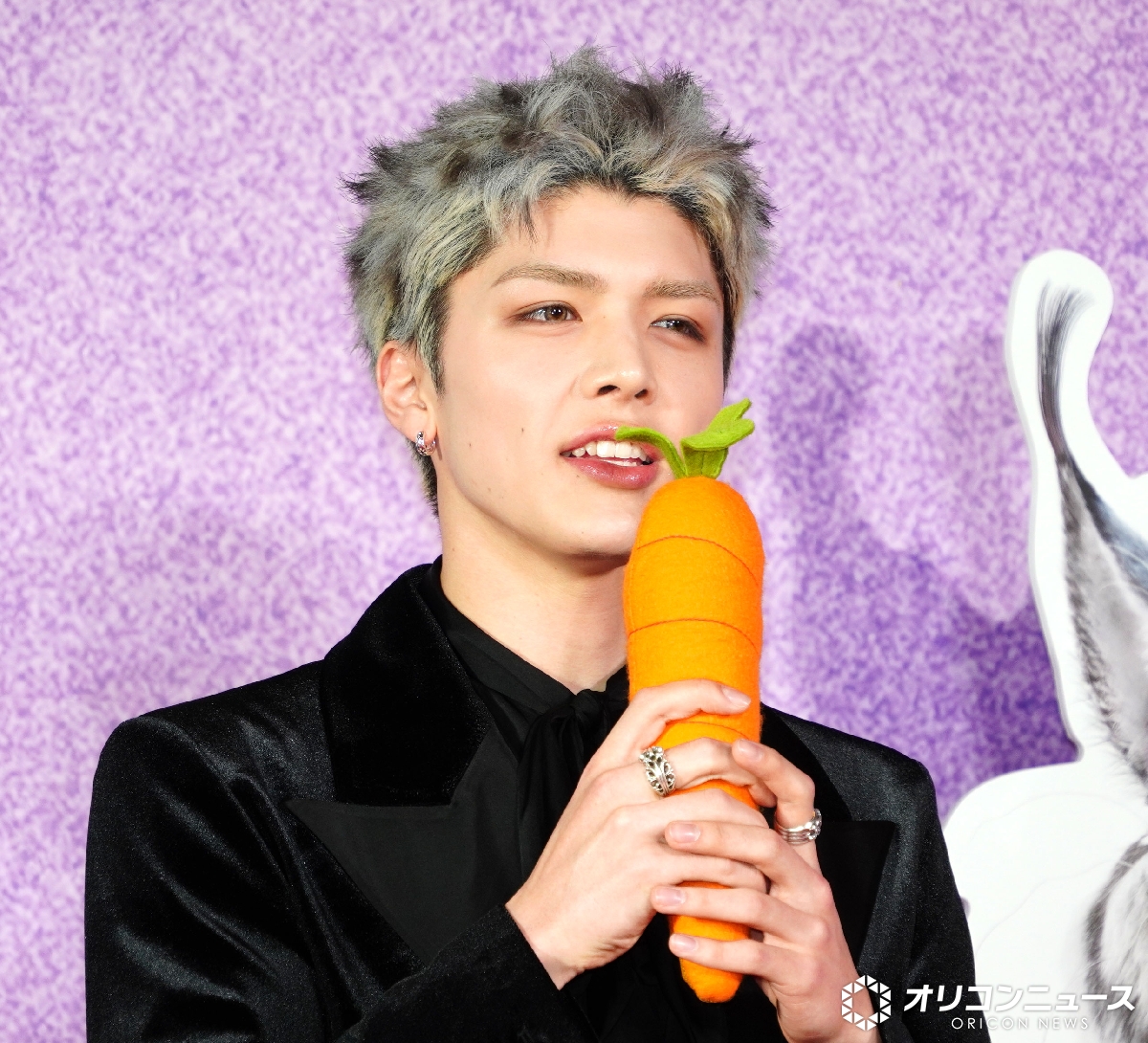 oricon's tweet image. &amp;amp;TEAM・MAKI、シルバーヘアで
艶めくベルベットのスーツ身にまとう

狼イメージスタイルで
レッドカーペットに登場🐺
oricon.co.jp/news/2422484/f…

『ズートピア2』開前夜祭イベント🥕

#andTEAM #ズートピア2