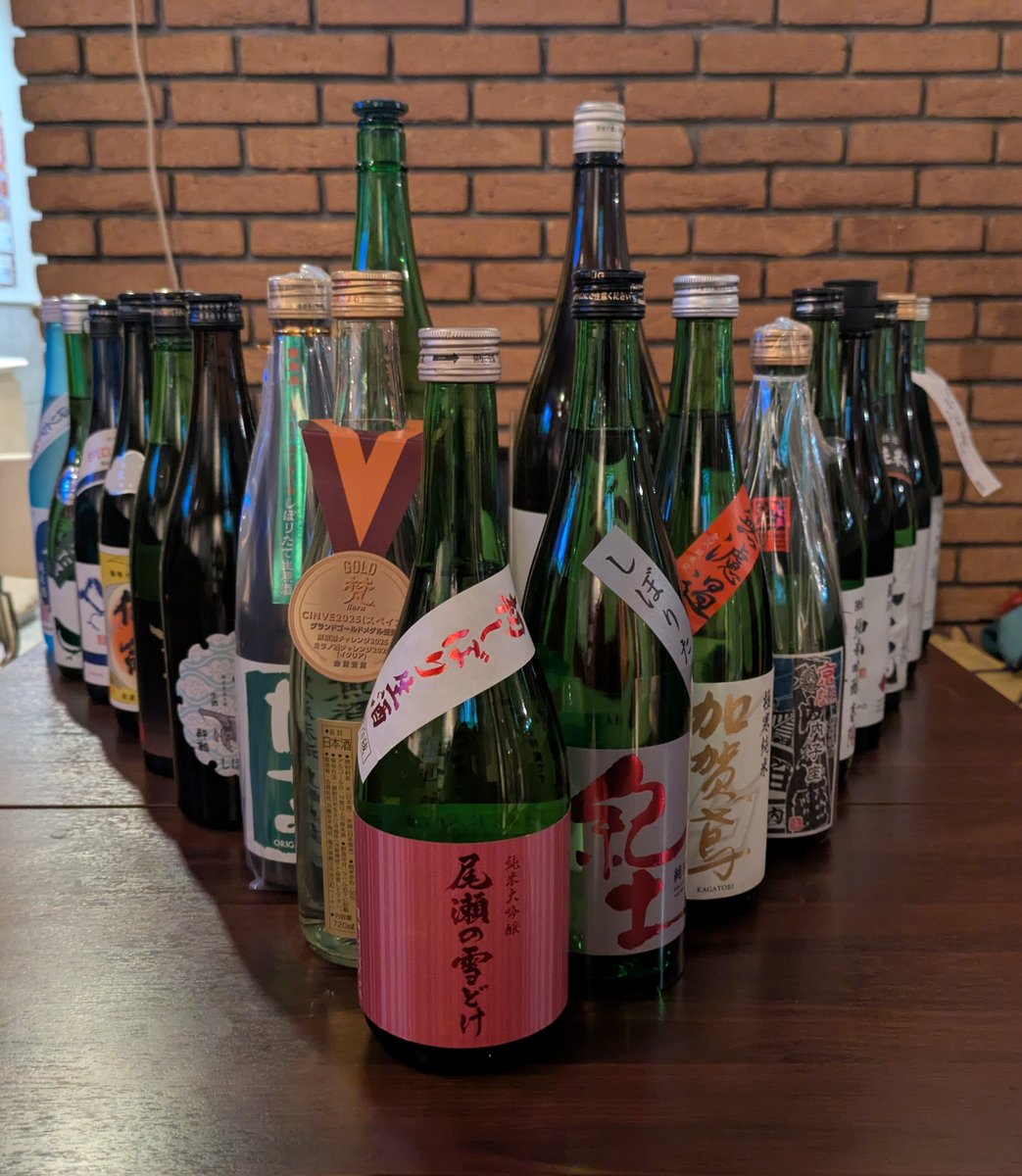 denpa_258's tweet photo. ニコバーログイン！
日本酒全部並べると壮観、、、
日本酒好きすぎて酔鯨持ち込んじゃった
飲みに来てー https://t.co/WqKqb5hCkE