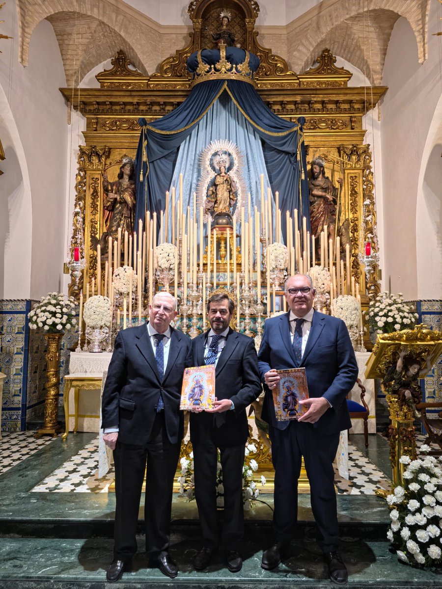 Anoche se presentó en el monasterio de la Encarnación, donde se celebran los cultos en honor de la Pura y Limpia Concepción, nuestro número de diciembre, dedicado al XXV aniversario de su coronación canónica.