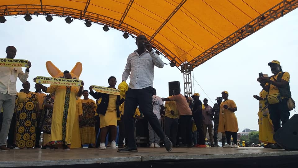 Photo! Ronald Mayinja and Jose Chameleon are in Nyakasanga entertaining Kasese NRM supporters. 
#KGRUPDATES