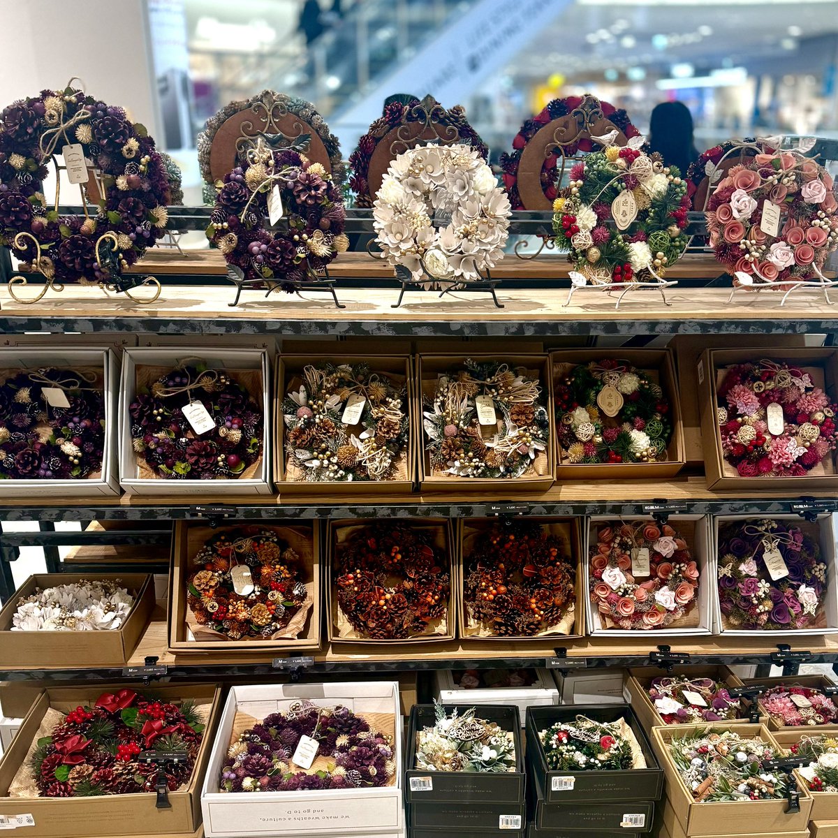 フラワーリース
期間限定販売🎄✨

クリスマスリースがずらり…！
赤・白・ブルーなど、
多彩なデザインが勢揃い♪

さらに、クリスマス後も飾れる“年始向け”や“季節のリース”もご用意🎍❄️

お部屋の雰囲気が一気に華やぐお気に入りを、ぜひ見つけてください💐

#TSUTAYAレイクタウン