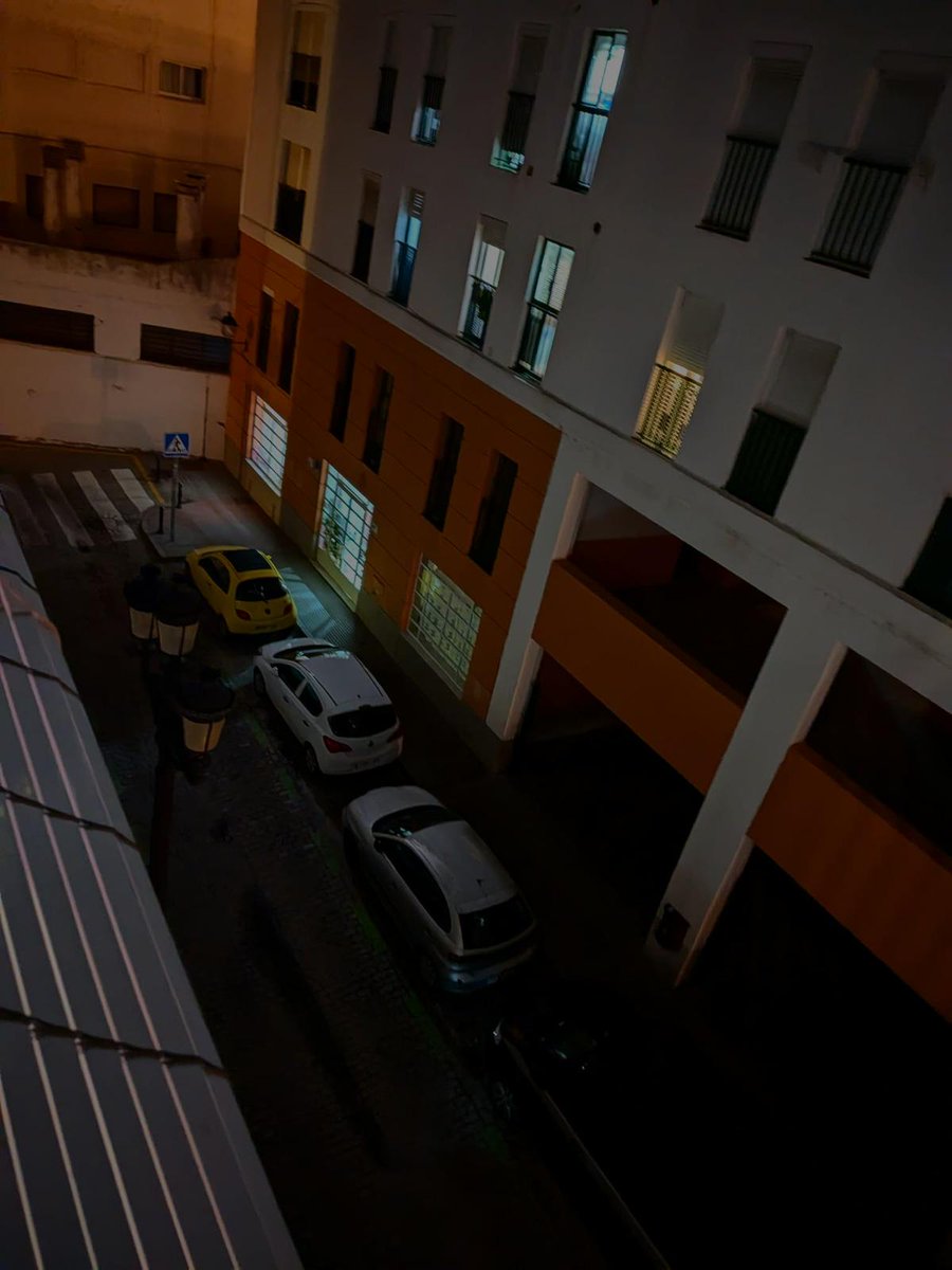 Así estaba anoche la calle Doctor Meléndez, completamente a oscuras.

Es lo que pasa cuando no se invierte en alumbrado público porque Bruno García prefiere derrochar en luces de Navidad.