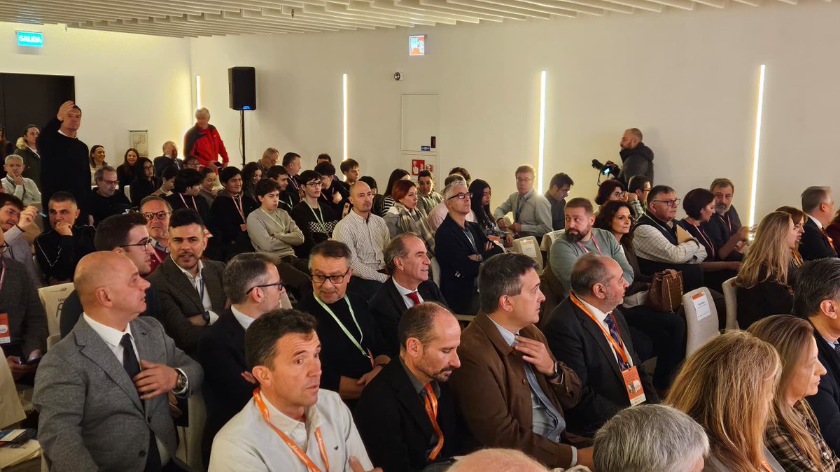 feleleon's tweet photo. 📌El pte. de FELE, Juan Mª Vallejo y el secretario gral. adjunto, Enrique Suárez han asistido hoy a la jornada 'Tendencias en el sector: digitalización, IA y construcción industrializada' que organiza @Fundae_es  la Fundación Laboral de la Construcción y @empleo_SEPE
#leonesp https://t.co/DWzuk3sSl1
