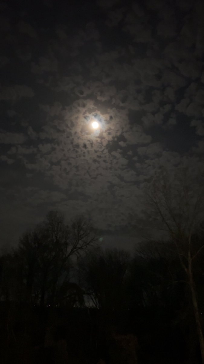 thattnfeeling's tweet photo. The super moon is beautiful 
#Appalachia https://t.co/v8a4aBWfMF