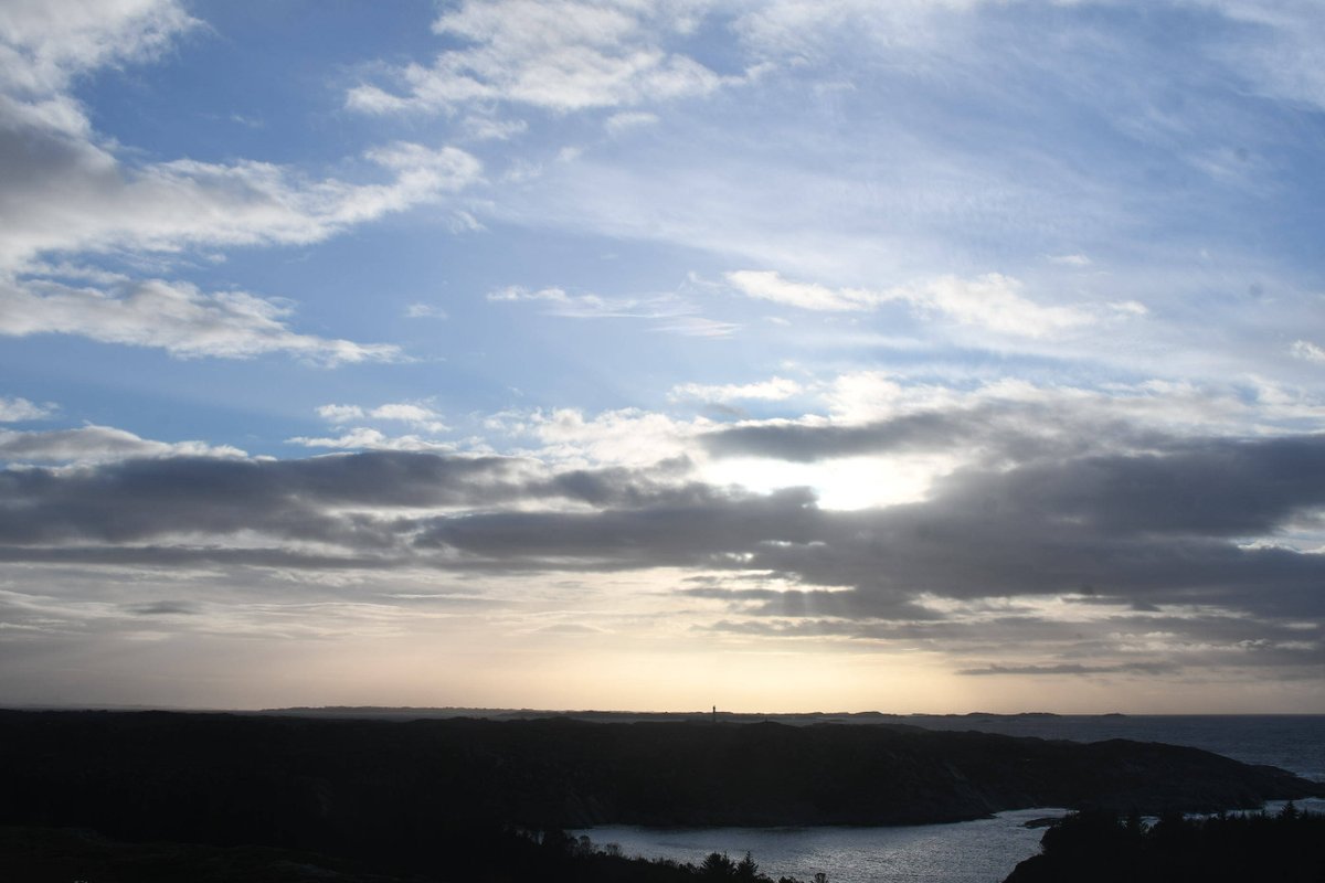MetAPI25's tweet image. Tek du turen over fjellet, frå Sør- og Austlandet til Vestlandet ⛰️ kan du finne mykje meir sol og ljos ute enn gråvêret hjå deg. Men ikkje vinterkaldt og klart, for det vert fleire plussgradar 🌡️

📸: Fedje, Norsk Luftambulanse