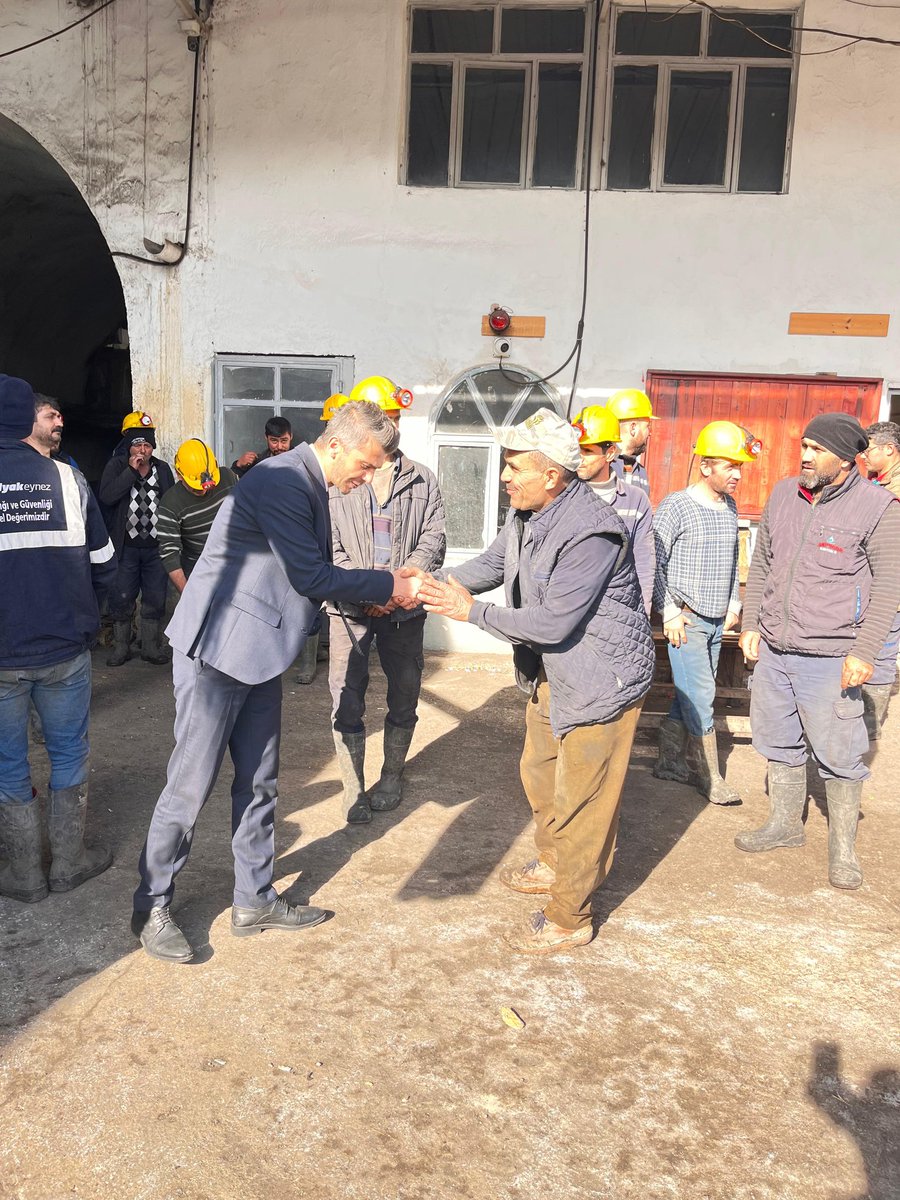 Belediye Başkanımız Mustafa Bozcu, 4 Aralık Dünya Madenciler Günü dolayısıyla maden ocaklarını ziyaret ederek madencilerle buluştu. Emekçilerimizin taleplerini dinledi; cesaretleri ve fedakârlıkları için teşekkür ederek günlerini kutladı.”