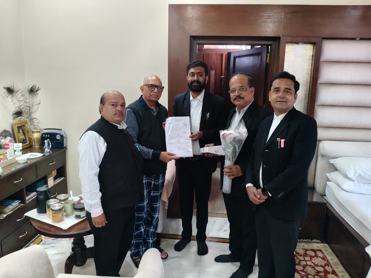 AshokParnamiBJP's tweet image. आज निवास स्थान पर दीबार एसोसिएशन जयपुर के 12 दिसंबर 2025 को होने वाले चुनाव के लिए यज्ञांश शर्मा जी पुस्तकालय सचिव पद हेतु आशीर्वाद लेने पहुँचे। आज ही नामांकन पत्र भी जमा किया गया। उनके उज्ज्वल भविष्य की शुभकामनाएं।

#Hashtags: #Election2025 #JaipurBarAssociation #Nomination