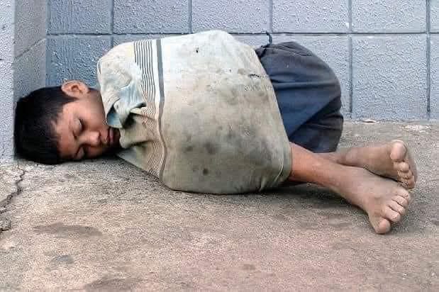 u4c_f's tweet photo. يسرقون مال الفقراء
يشترون بيوتاً جميلة
ثم يقولون
هذا من فضل ربي💔 https://t.co/F9HkCUggd3
