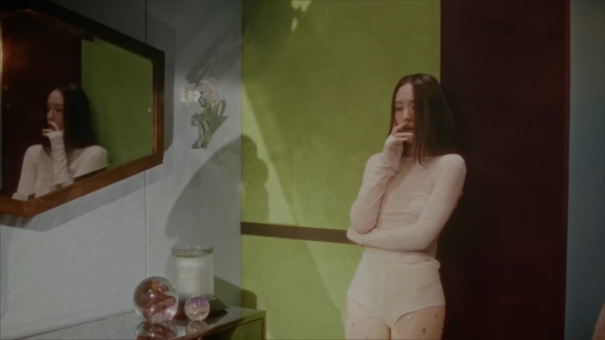 kaayyy09's tweet photo. 🫣

#SolitaryByKrystal 
#크리스탈_1st_솔로곡 https://t.co/ILD7Qu17Tg