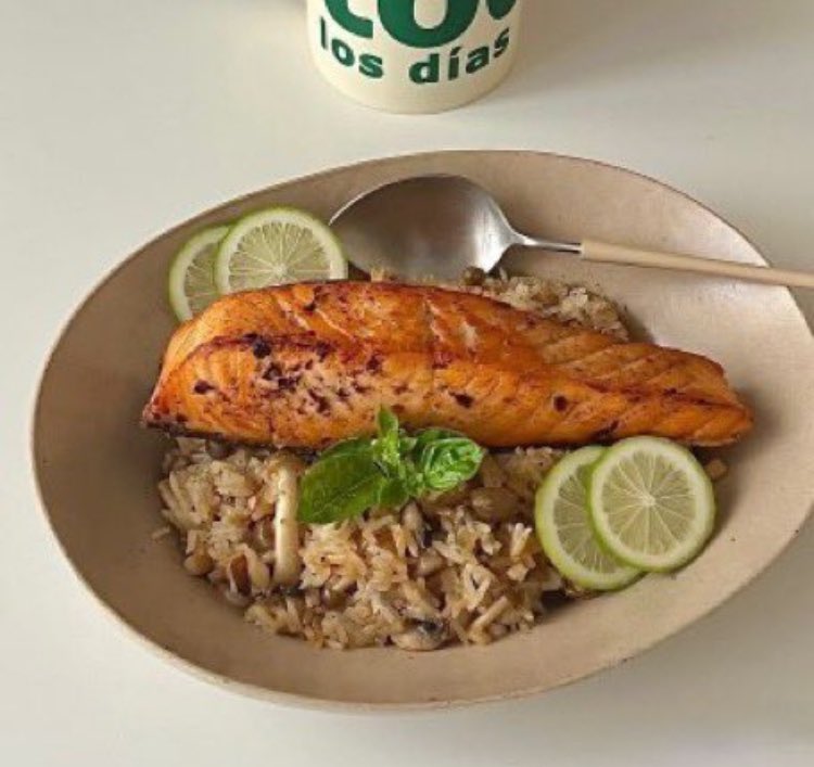 78milktea1's tweet image. 魚大好き人間なので週4で魚生活なんだけど、鮭って割といろんな料理に使えるから常備したいんだけど、毎回スーパー行くの面倒だから最近冷凍の1kgとか買ってる。
これあるとないとで私のQOLがだいぶ変わる