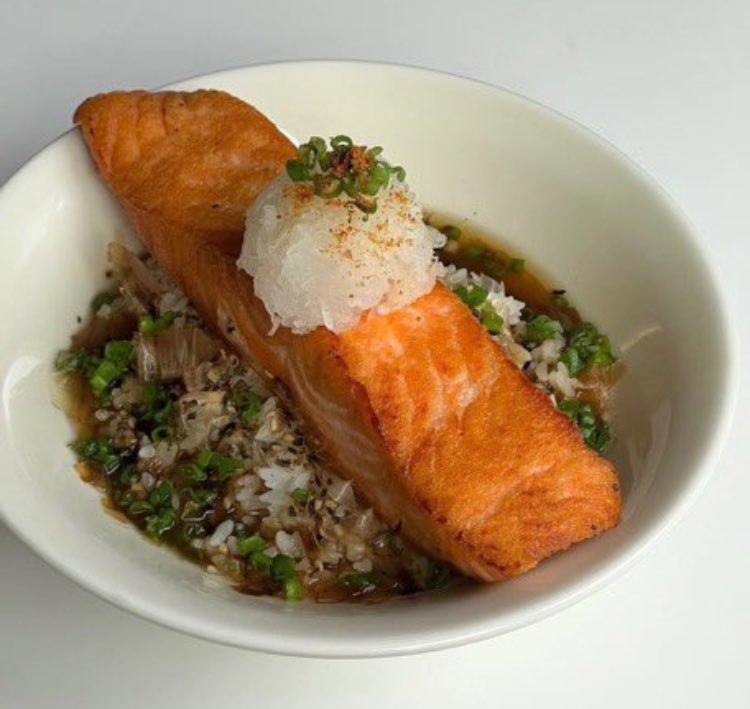 78milktea1's tweet image. 魚大好き人間なので週4で魚生活なんだけど、鮭って割といろんな料理に使えるから常備したいんだけど、毎回スーパー行くの面倒だから最近冷凍の1kgとか買ってる。
これあるとないとで私のQOLがだいぶ変わる