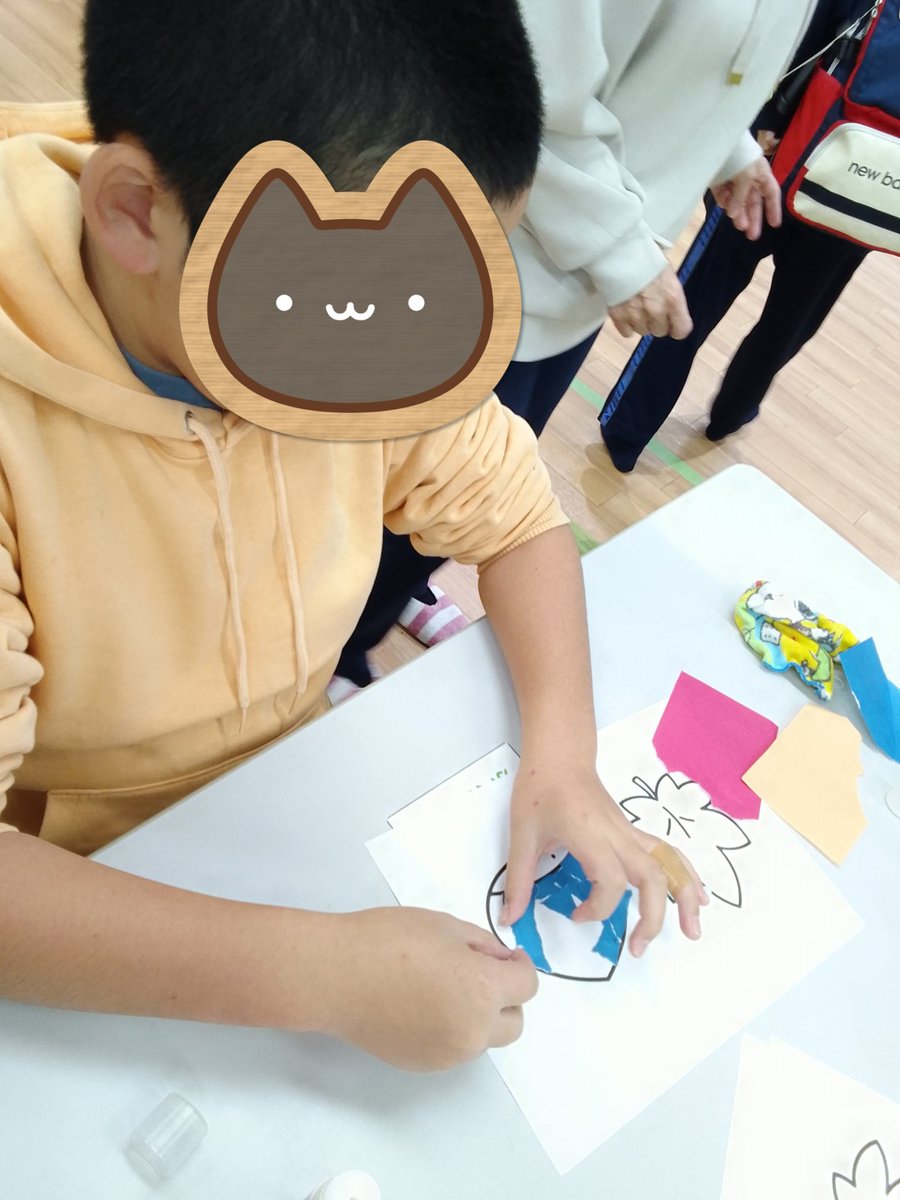 attomitsuke's tweet photo. 活動で　#ちぎり絵　を行いました😊
色紙を細か��ちぎるお友だち、絵が隠れるほど豪快に大きくちぎるお友だちなど様々でした！
みんな色彩豊かに貼ってくれています🟥🟧🟩🟦
#放課後デイサービス　#放デイ　#見附市　#あっとほーむ見附 https://t.co/i149sWEMi2