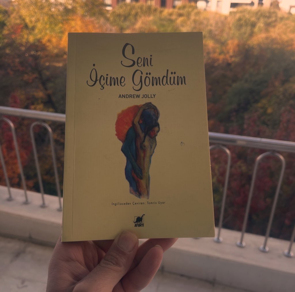 Bin yıllardır yaşadığın topraklarda, o toprakların yabancısı ve istenmeyeni olmak… 
Çoğunluğun genel geçer ritüellerinin dışında kalan bir ceset ve bu cesetle başlayan dokunaklı bir yolculuğun hikâyesi.

#SeniİçimeGömdüm 
#Andrewjolly 
<a href="/ayrintiyayinevi/">Ayrıntı Yayınları</a>