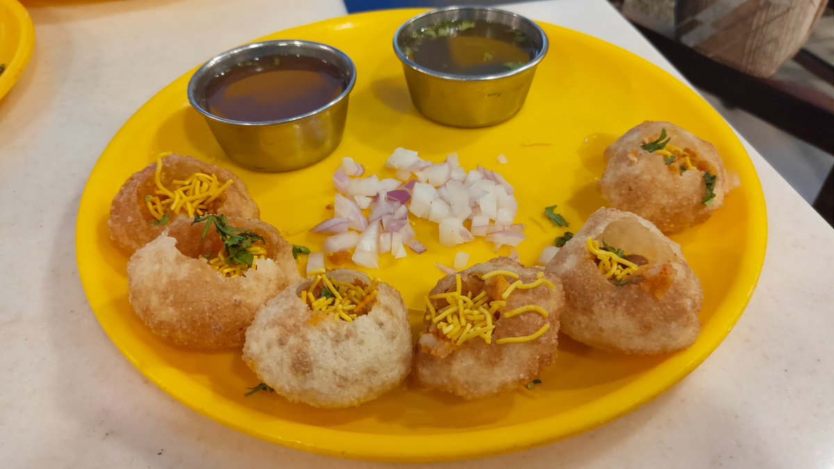 Sunitasriv's tweet image. Bow down to the lord of taste : #golgappa #breaktime😋😋