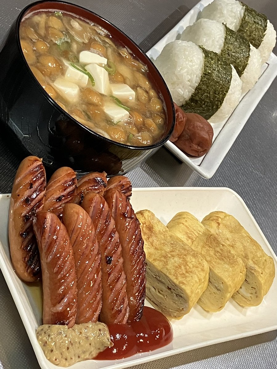 sense_kabu's tweet image. 今日はシャウエッセン&amp;amp;卵焼きのおにぎり定食を食べました。おいしかったです。