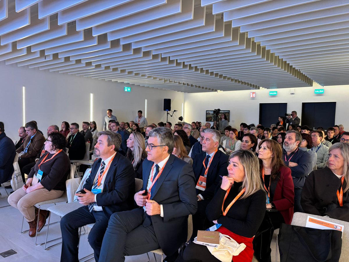 FLCconstruccion's tweet photo. @Fundae_es @empleo_SEPE @JADIEZLEON @LeonAyto 👉 Ahora, @david_0741 director de Sostenibilidad en @medgon_passiv, explica las ventajas de la construcción industrializada en #UniversidadPyme y cómo este sistema constructivo se consolida como el futuro de la construcción sostenible. https://t.co/o9AFwNOEKR