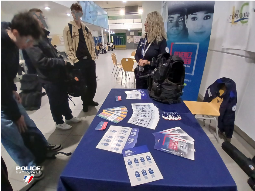 ROYAN  : à l’occasion de la semaine de l’orientation au lycée Cordouan à  Royan, nos collègues animent un stand en salle des métiers.