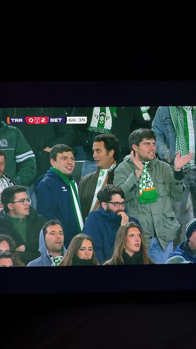 Copa del Rey. Torrent CF- Real Betis Balompié 

Solo se nos ocurre un motivo para estar una fría noche de miércoles de diciembre en Valencia: seguir al Real Betis Balompié.

La peña acompañó al equipo en el duelo de treintaidosavos disputado en el Ciudad de Valencia

💚🍻🇪🇸