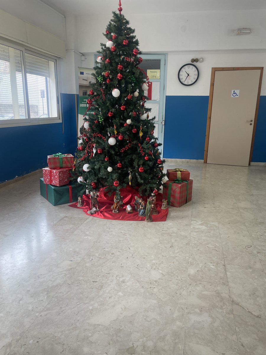 Liceo siciliano, albero e presepe, la tradizione italiana. 
⁦<a href="/Tommasocerno/">Tommaso Cerno</a>⁩ 
⁦<a href="/mariogiordano5/">Mario Giordano</a>⁩ 
⁦<a href="/GiorgiaMeloni/">Giorgia Meloni</a>⁩
#presepe