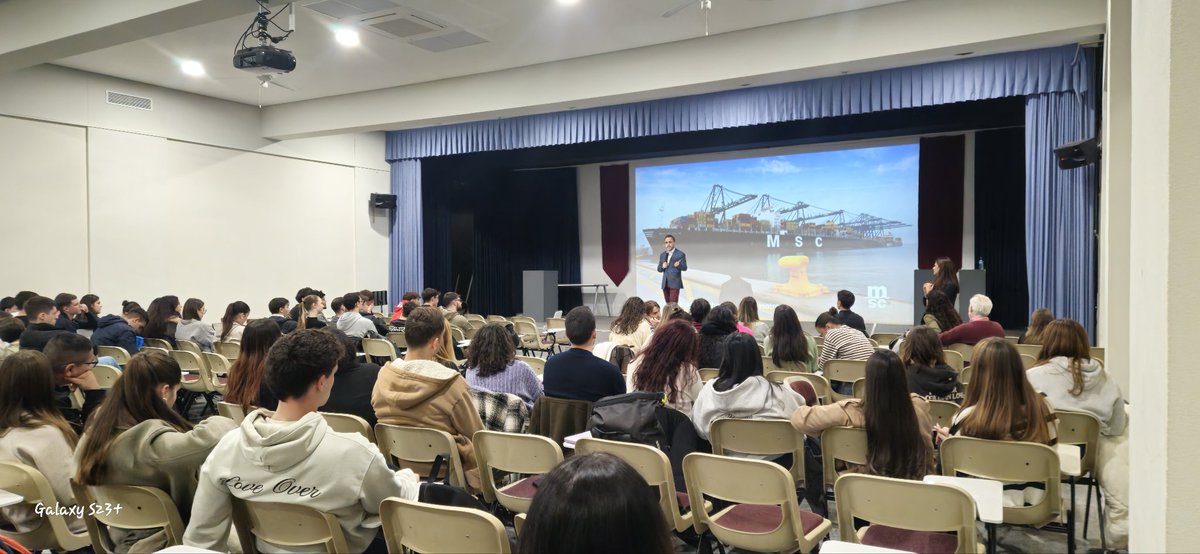 📢 En la charla de la empresa naviera MSC <a href="/msccargo/">MSC Cargo</a> del pasado miércoles 26, el alumnado pudo aclarar que esperan las empresas de los titulados de ciclos superiores, 🧑🏻‍🎓 y hablar de los retos del comercio internacional. 🌎
¡Gracias a Fernando Colveé, Export Line Manager por venir!