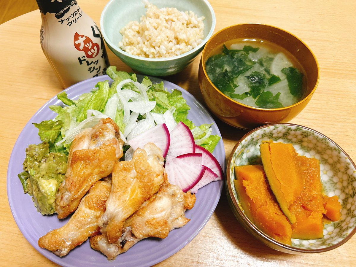 晩御飯はグリルチキン、サラダ、かぼちゃの煮物、大根とわかめの味噌汁。
ストウブだとかぼちゃの煮物煮えるの早すぎていつも煮崩れがち😅