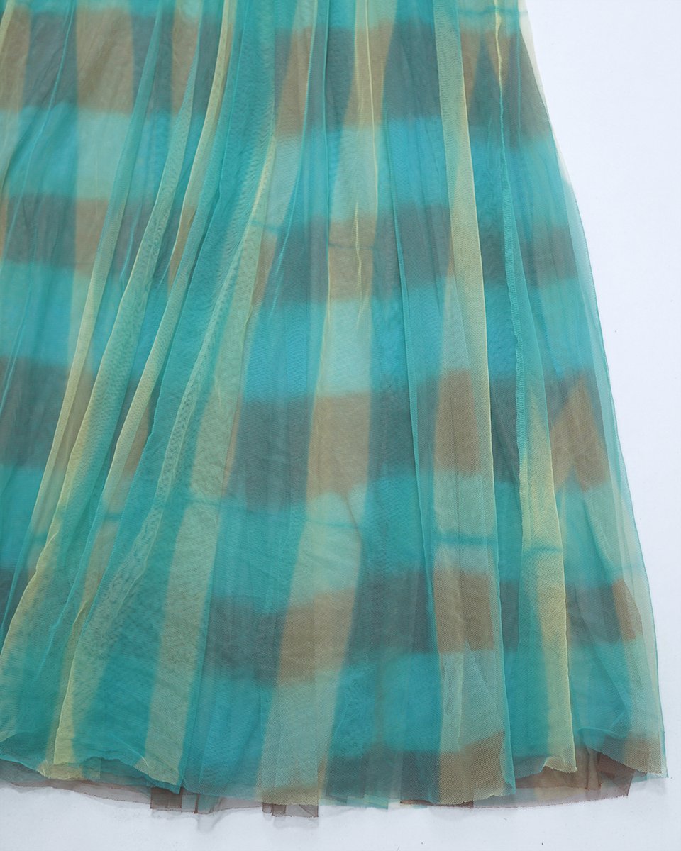 Uchida Dyed Dress Series✨
板締め染め/Itajime （Board Tightening Dyeing）

スカート部分が2重だったので表と裏をそれぞれボーダーとストライプに染め分けた。素材がチュールで透け感がある為、重なると動きのあるチェック柄になる。