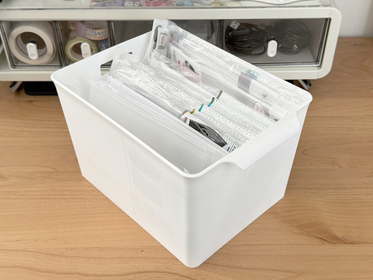 セリア ✨　4点 ちなみに6穴リフィルに入れたアクスタは、セリアで売ってるこのケース