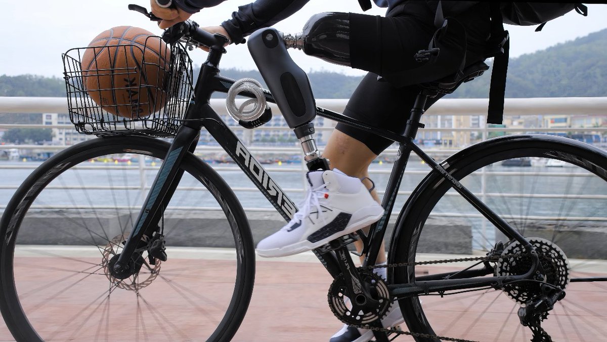 izhejiang's tweet image. 🌍♿On International Day of Persons with Disabilities, #Hangzhou showcased cutting‑edge assistive #tech — from smart bionic prosthetics allowing people to climb to exoskeletons restoring mobility. Innovation is offering people a fresh start.