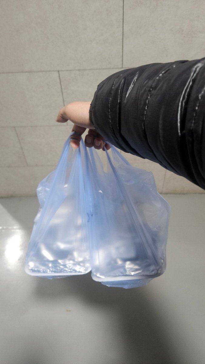 첫눈을 뚫고 아내가 매우 좋아하는 곱창볶음을 사서 들어갑니다. 😊
#첫눈 #곱창볶음