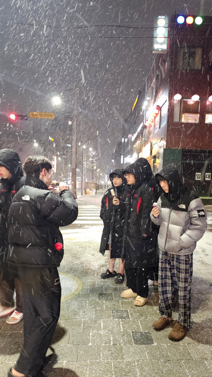 눈오는데 아이스크림이라..