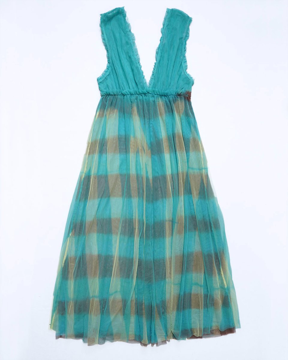 Uchida Dyed Dress Series✨
板締め染め/Itajime （Board Tightening Dyeing）

スカート部分が2重だったので表と裏をそれぞれボーダーとストライプに染め分けた。素材がチュールで透け感がある為、重なると動きのあるチェック柄になる。