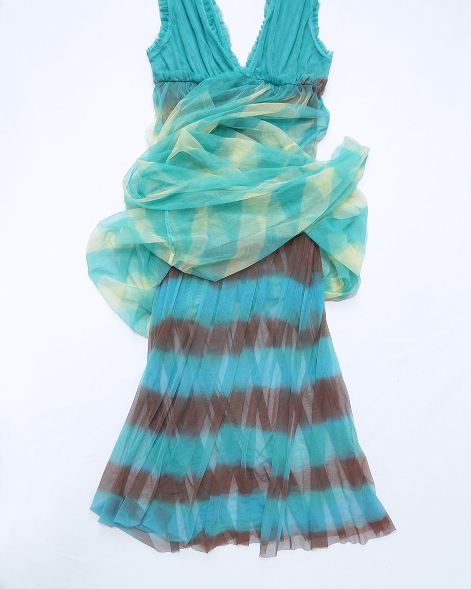 Uchida Dyed Dress Series✨
板締め染め/Itajime （Board Tightening Dyeing）

スカート部分が2重だったので表と裏をそれぞれボーダーとストライプに染め分けた。素材がチュールで透け感がある為、重なると動きのあるチェック柄になる。