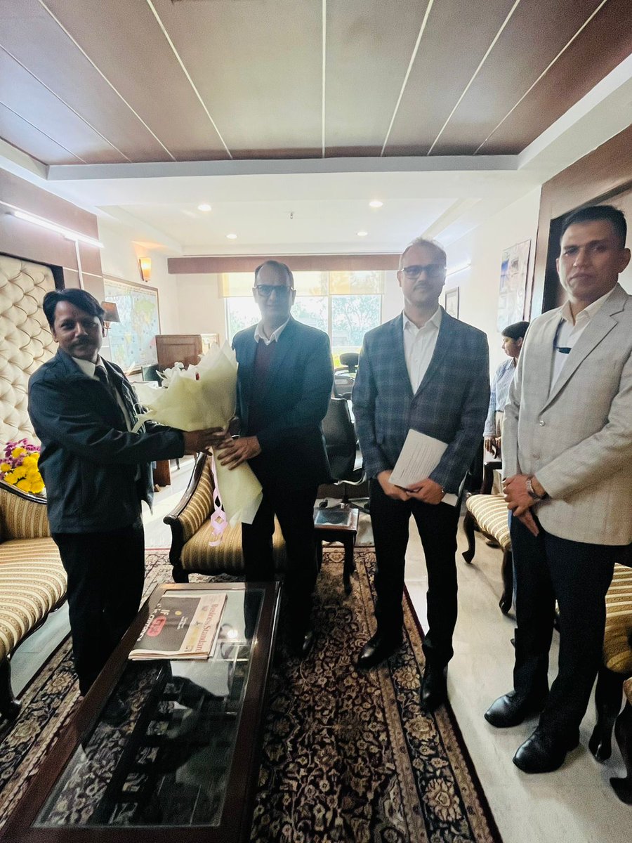 DG RIS, Prof. Sachin Kumar Sharma, called on Shri Shambhu L. Hakki, Joint Secretary (MER), Ministry of External Affairs, in New Delhi today.

Their discussion centered on emerging priorities in multilateral economic governance, the scope for enhanced analytical collaboration, and