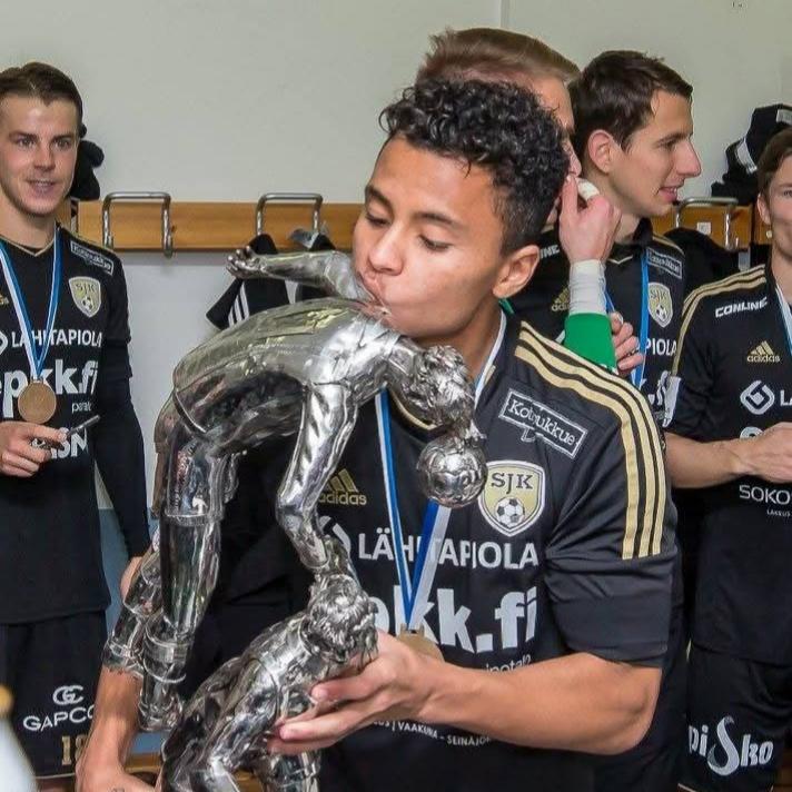 roniraunola's tweet image. 2015 &amp;amp; 2025 🏆

Muistatko SJK:n Allanin? Seinäjoella piipahtanut taituri juhli sunnuntaina Copa Libertadoresin ja eilen Brasilian mestaruutta. Euroopassa ura ei oikein lähtenyt, mutta kotimaassa on tullut mukavasti menestystä. 🇧🇷

#Veikkausliiga 

📷: Marko Tuominiemi &amp;amp; Flamengo