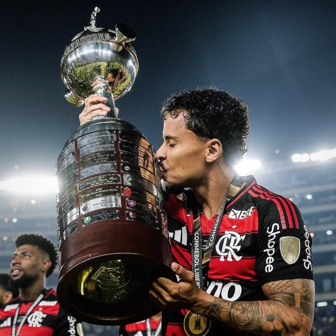 roniraunola's tweet image. 2015 &amp;amp; 2025 🏆

Muistatko SJK:n Allanin? Seinäjoella piipahtanut taituri juhli sunnuntaina Copa Libertadoresin ja eilen Brasilian mestaruutta. Euroopassa ura ei oikein lähtenyt, mutta kotimaassa on tullut mukavasti menestystä. 🇧🇷

#Veikkausliiga 

📷: Marko Tuominiemi &amp;amp; Flamengo