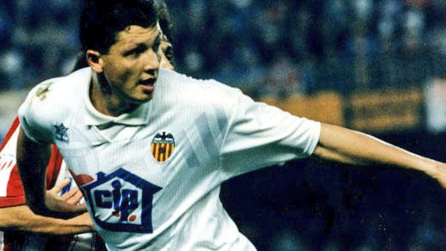 Lubo Penev fue el referente de miles de valencianistas durante una época de"renacimiento"tras el regreso de los infiernos.Nos representaba a miles por su compromiso,por su garra,por su personalidad. Hoy su vida necesita ayuda. Aquí puedes ayudar:ES23 3159 0078 5727 8681 8225.🦇💔