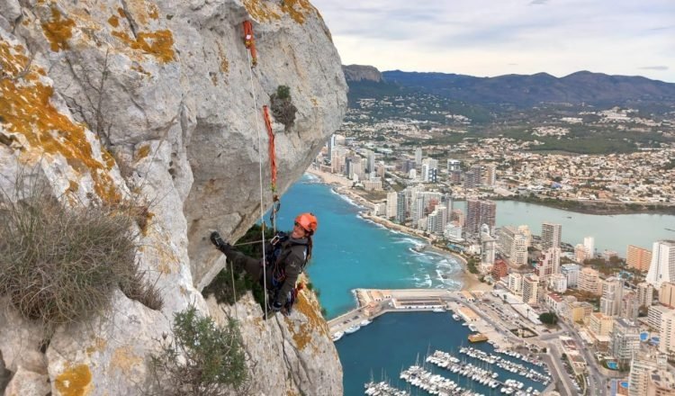⚫👮🏻‍♀️🧗🏻‍♀️

Homenaje de las Unidades de Intervenciones de Difícil Acceso, pertenecientes a los Cuerpos de #AgentesMedioambientales, tras el fallecimiento en acto de servicio de la compañera Cristina Gallardo, funcionaria de la <a href="/generalitat/">Generalitat</a>.

🗞️<a href="/desnivelados/">Desnivel</a>
 share.google/WiIHB8cxA7rdek…