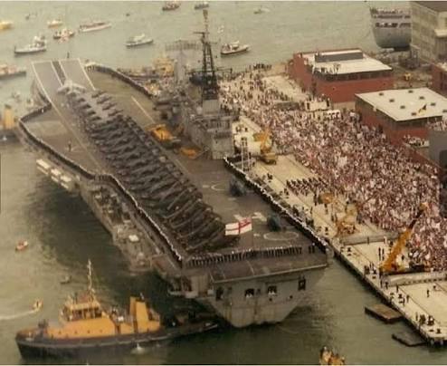 December 4th 1982: Whilst on a visit to Brest to ease tensions over the Falklands War, the crew of HMS Hermes get into a brawl with French locals over France resupplying Argentina with Exocet missiles. Royal Naval diplomacy at its finest 🤣

nytimes.com/1982/12/04/wor…