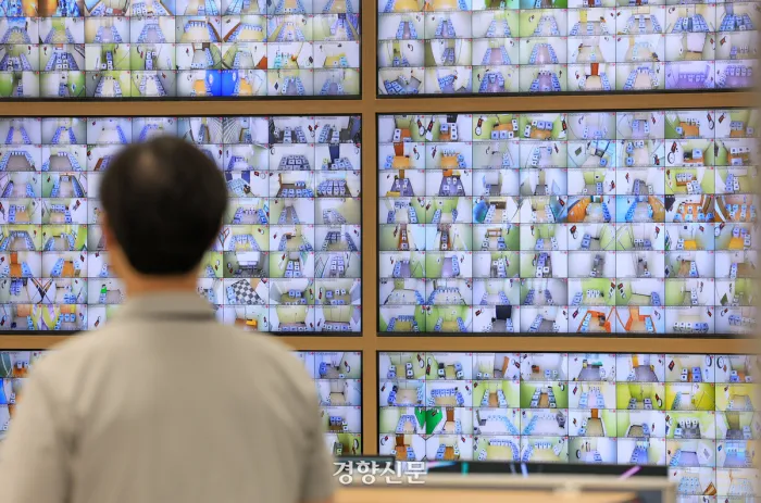 선관위, ‘사랑제일교회 자금 102억 수수 혐의’ 자유통일당 검찰 고발
사랑제일교회로부터 금전 차입 형식으로 정치자금을 불법으로 기부받은 자유통일당 전 대표와 자금을 기부한 전광훈 목사 등 사랑제일교회 전·현직 대표 등 총 6명을 4일 검찰에 고발했다. 

khan.co.kr/article/202512…