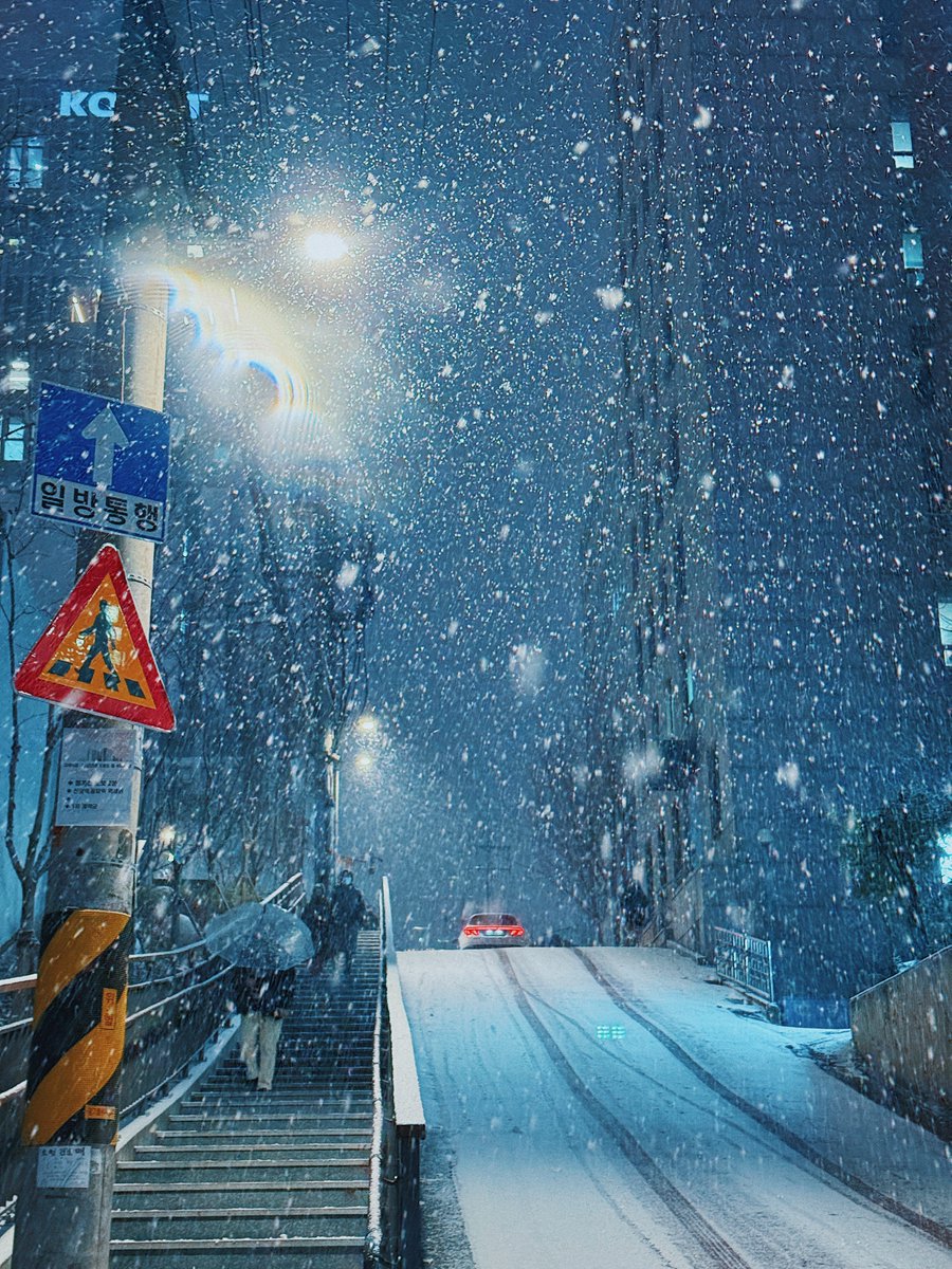 1시간 전 : 와 첫눈이다~ㅎㅎ
지금 : 살려줘