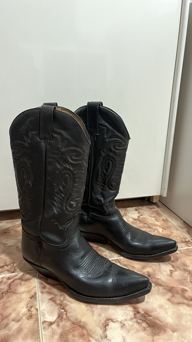 DomPaul_greedy's tweet photo. Que putita quiere catar mis nuevas sendra?
💸Tributar y pagármelas💸
#cashmaster #findom
#finsub #leatherdom #leathersendras #cashfag #cashpig https://t.co/Jr7WMgnjD5