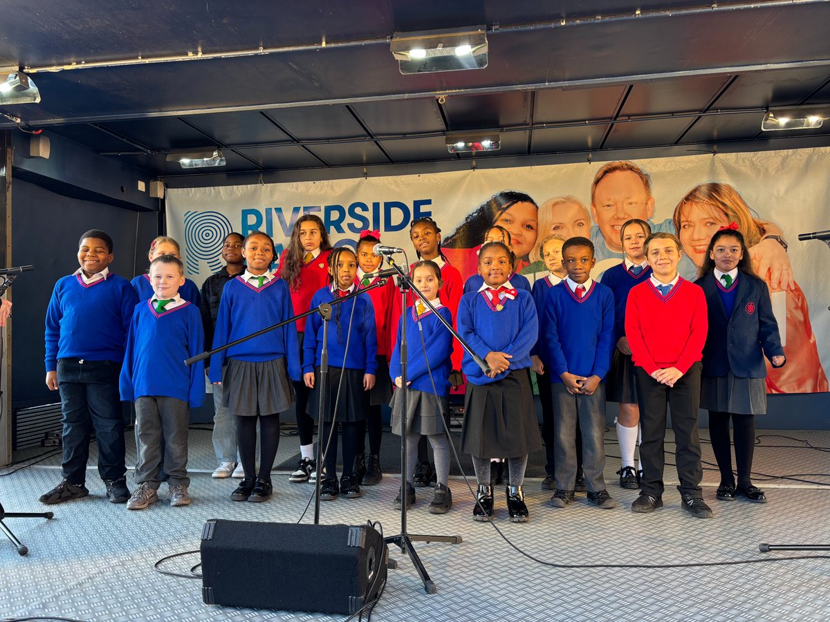 TSMBalham's tweet photo. TSM’s Christmas choir singing their hearts out at the Balham’s Christmas light switch on. https://t.co/oJSUsr0LbW