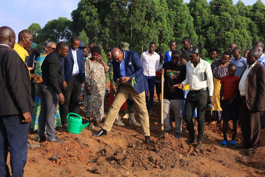 JuliusTrenda's tweet photo. Tooro Kingdom has launched Phase Two of its Youth Economic Empowerment Program in Kyaka The initiative includes modern seedling nurseries, a hatchery, and an ICT Centre to boost agriculture, skills, and youth livelihoods. PM Armstrong thanked President Museveni for the support https://t.co/TQZYf9Pcgw