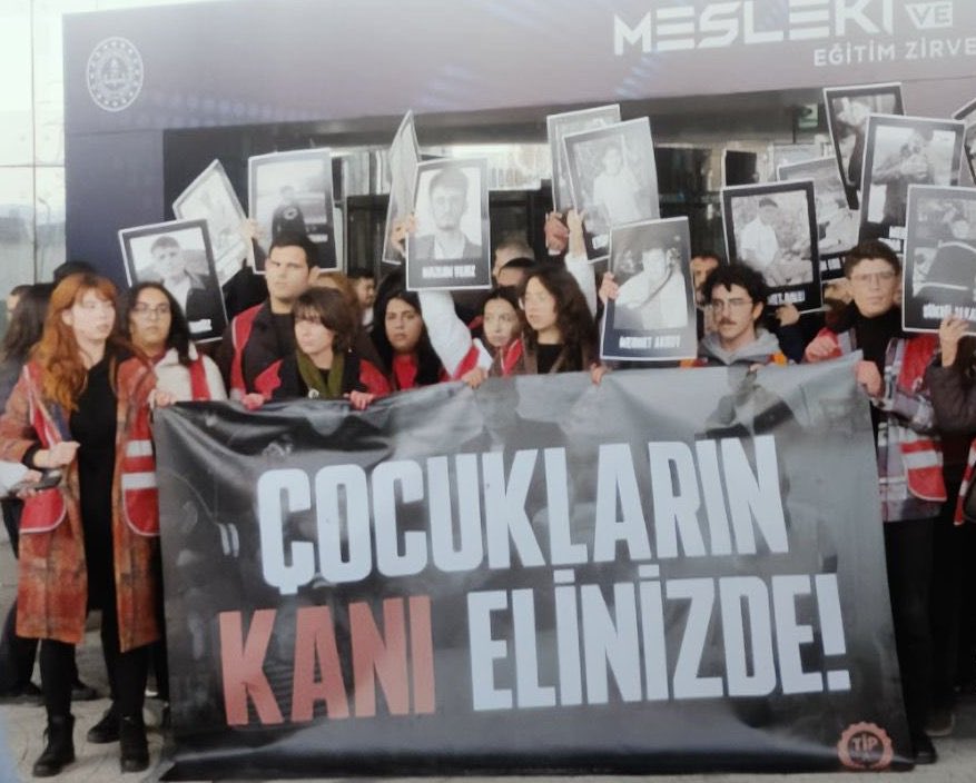 emekadalet's tweet photo. MESEM'lerde yaşanan çocuk işçi kıyımına karşı gerçekleştirdikleri eylemde gözaltına alınan Türkiye İşçi Partili (@tipliogrenci) 16 arkadaşımız tutuklandı. 

Çocuk işçiliğinin, MEB ve Sermaye ortaklığıyla "yasal" hale getirilmesini, MESEM adı altında meşru bir uygulamaya dönüştürülmesini kabul etmiyoruz. 

MESEM'lerde iş cinayetlerine kurban giden çocukların kanı elinizde. Gerçeği yüzünüze haykıran gençleri tutuklayarak elinizdeki kanı silemezsiniz.

MESEM'ler kapatılsın, arkadaşlarımız derhal serbest bırakılsın!
