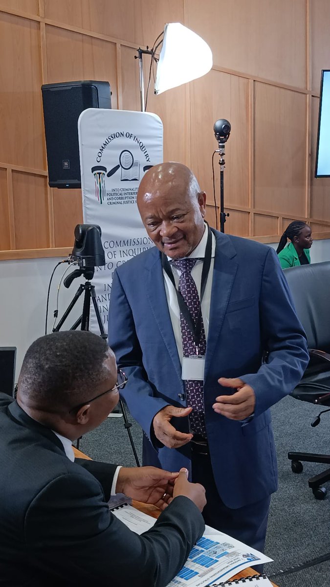 MedupeKB's tweet image. Minister of Police Senzo Mchunu swaping seats with Mkhwanazi. Mchunu is contining with his testimony at the #MadlangaCommission , which he started giving on Tuesday. @dailysunsa