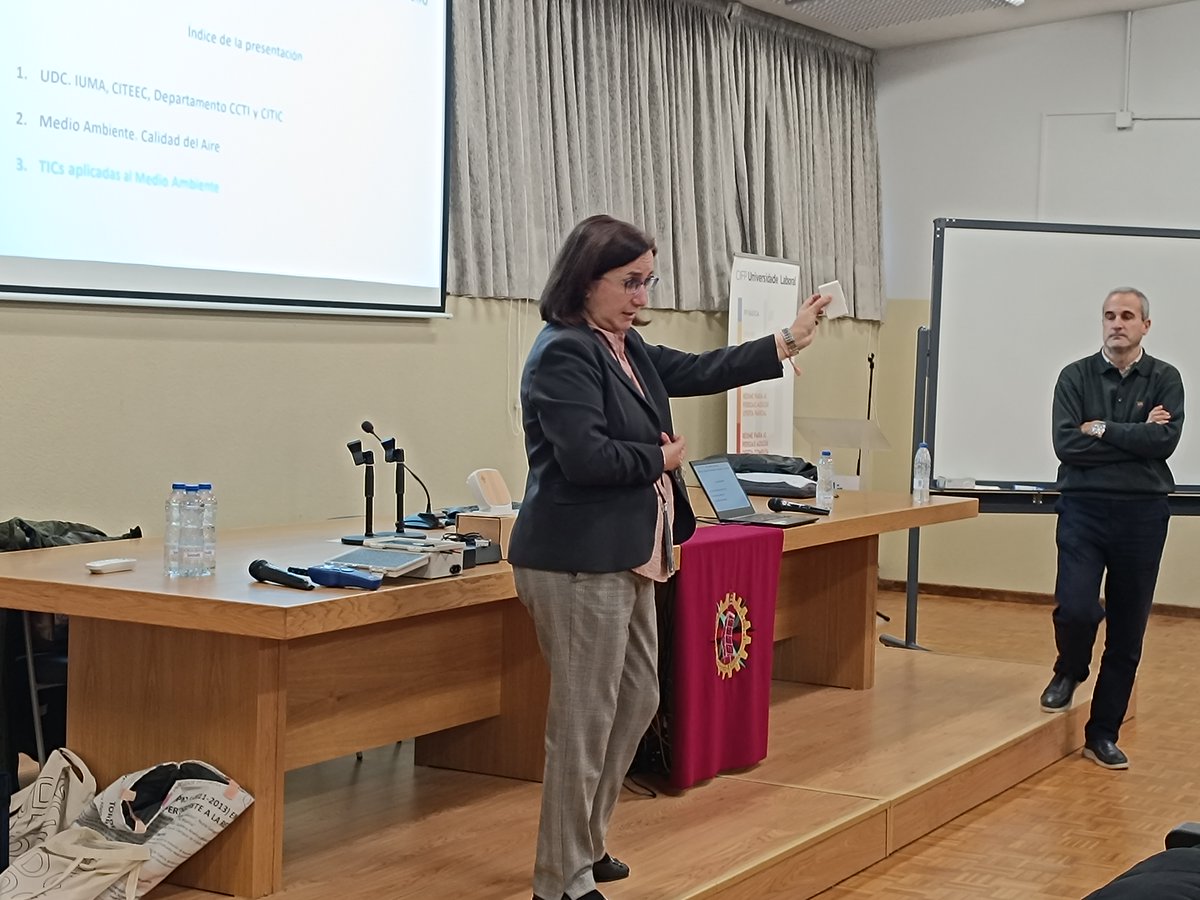 O alumnado da familia profesional de #ELE participou na charla "TIC e medio ambiente. Iniciativa conxunta de formación, investigación e desenvolvemento", a cargo dos docentes da <a href="/UDC_gal/">Universidade da Coruña</a>  María Piñeiro (Medio Ambiente) e Javier Andrade Garda (TICs).