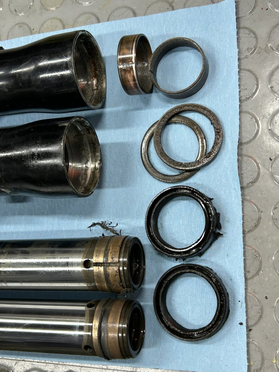 バルカン 400、フロントフォーク分解。手持ちである道具で何とか